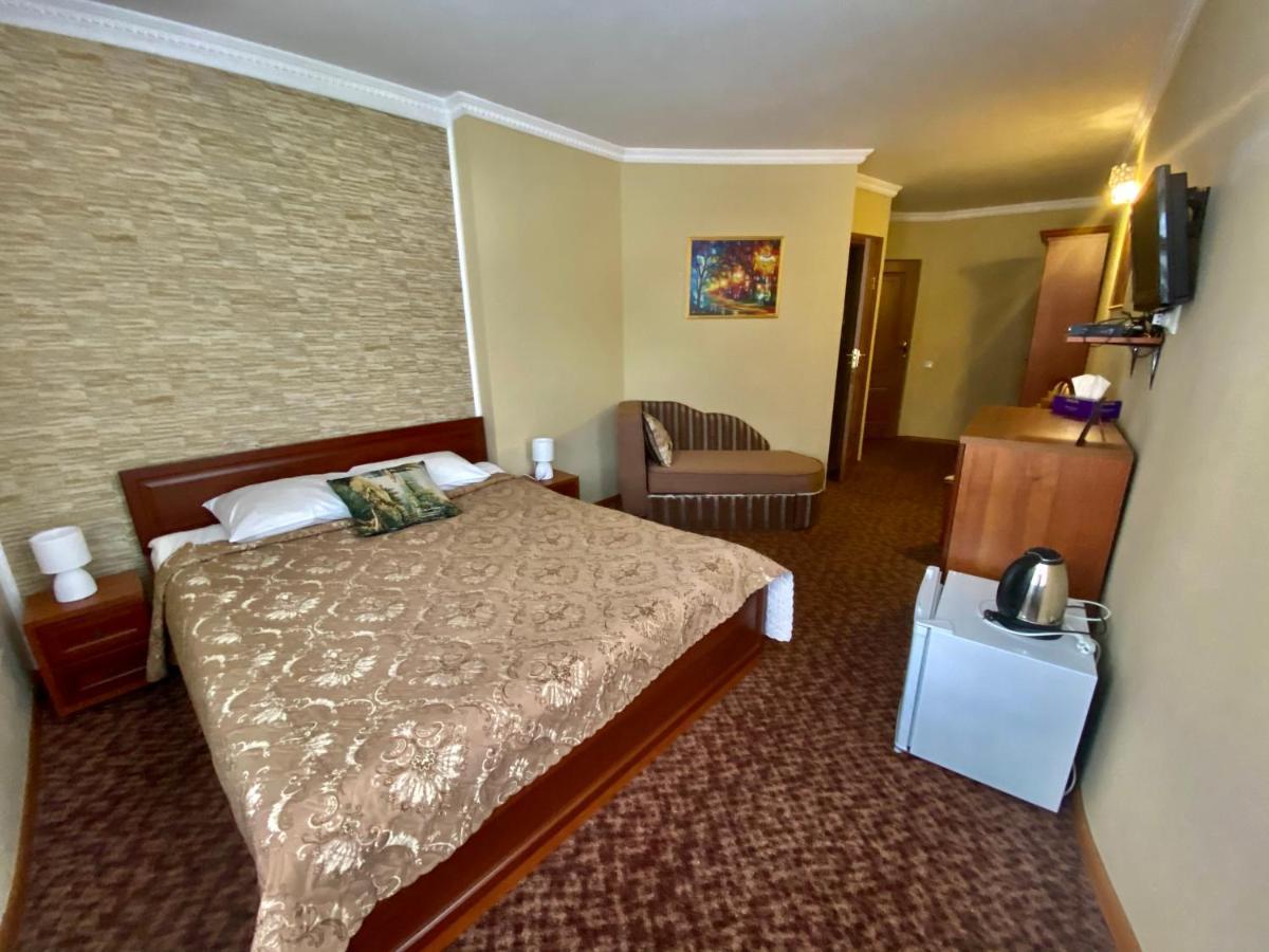 Hotel Three Korony Skhidnytsia Kültér fotó
