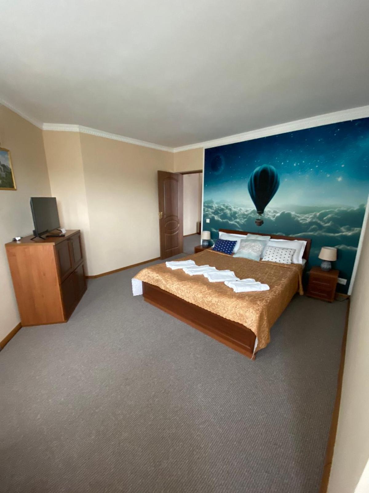 Hotel Three Korony Skhidnytsia Kültér fotó